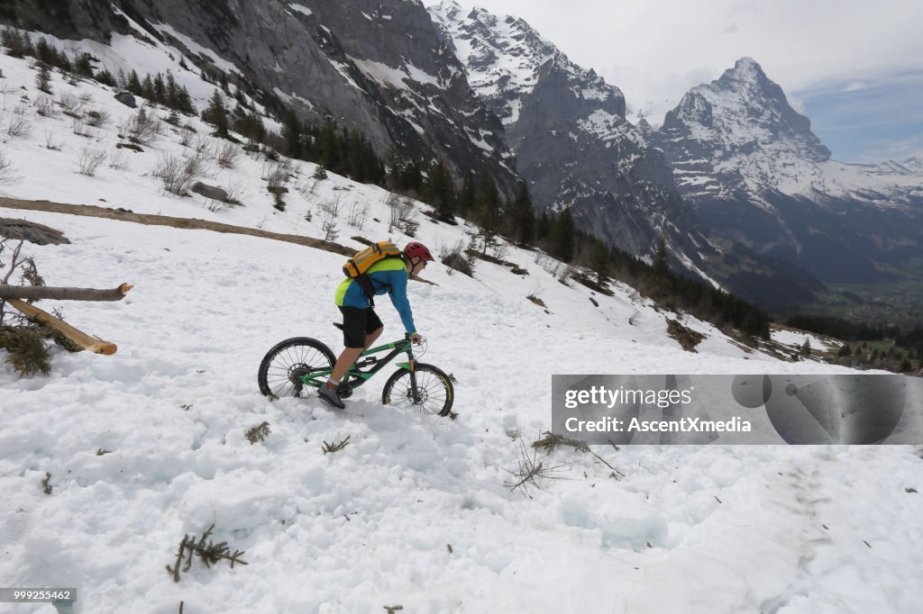 Mountainbiker absteigt Lawinenschnee über Grindelwald
