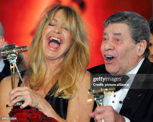 File picture dated 09 February 2005 shows US actress Goldie Hawn and comic Jerry Lewis on stage at the Goldene Kamera awards in Berlin, Germany....