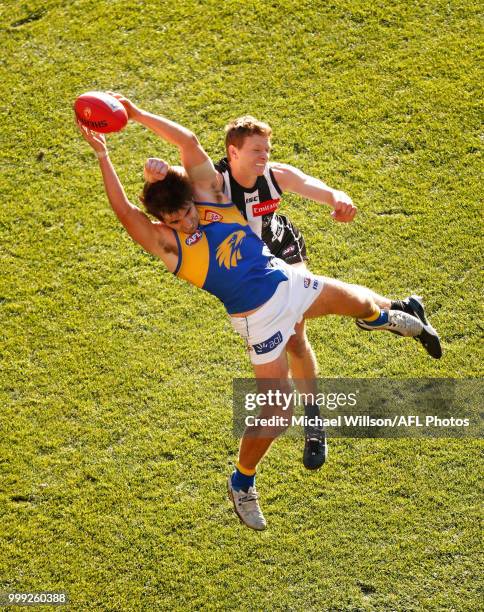 Andrew Gaff of the Eagles and Will Hoskin-Elliott of the Magpies compete for the ball during the 2018 AFL round 17 match between the Collingwood...