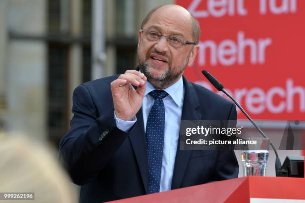 Chancellor candidate Martin Schulz speaking on stage at the Marktplatz in Bremen, Germany, 21 August 2017. The event in Bremen was the start of...