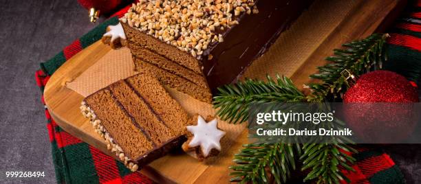 chocolate-cherry gingerbread pie - chocolate pie stockfoto's en -beelden