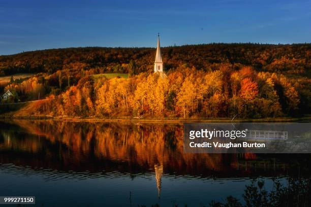 st mary's church & mabou harbour - bourton on the water stock-fotos und bilder