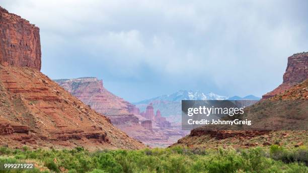 colorado river tal-landschaft in der nähe von moab - johnny greig stock-fotos und bilder