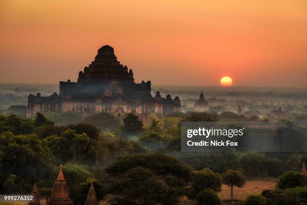 bagan - birmaanse cultuur stockfoto's en -beelden