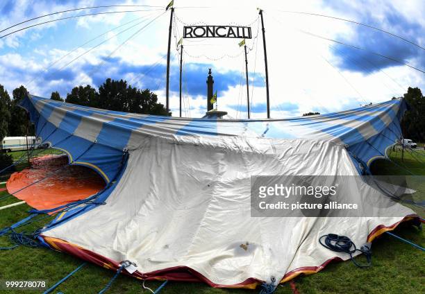 The circus tent of the Circus Roncalli is being set up in Hanover, Germany, 22 August 2017. On the occasion of the jubilee performance journey '40...