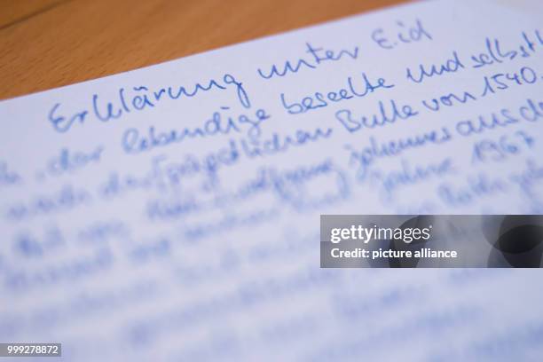 'Erklaerung unter Eid' is written on the 'Lebenderklaerung' of the member of the 'Reichsbuerger'-Bewegung Wolfgang P. In Georgensgmuend, Germany, 15...