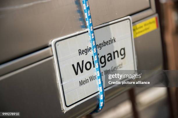 Dpatop - 'Regierungsbezirk Wolfgang - Mein Wort ist hier Gesetz' can be read on the post box on the property of the member of the...