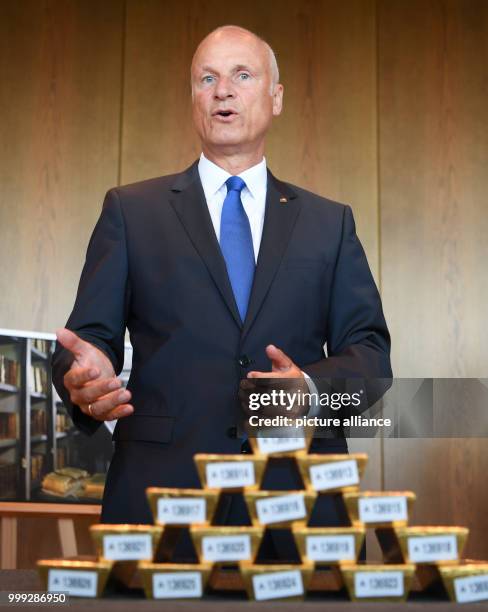 Carl-Ludwig Thiele, member of the board of the German Bundesbank , presenting gold bars that were brought back from London this year in the Bank's...
