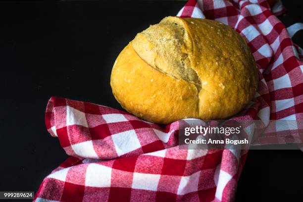 freshbaked bread on rustic towel - round loaf stock pictures, royalty-free photos & images
