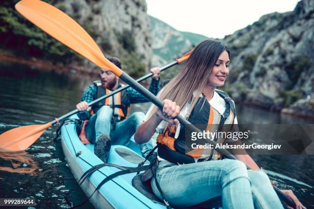 joli couple profiter des sports nautiques extrêmes lors d’un voyage de noces - aleksandar georgiev photos et images de collection