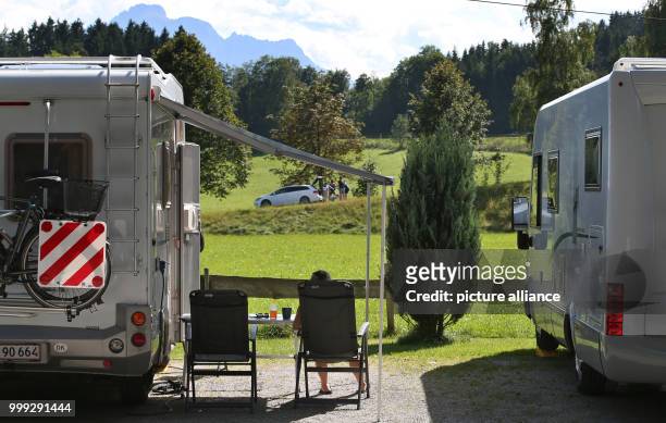 Holidaymakers relax at a camping site at Forggensee lake near Dietringen, Germany, 23 August 2017. Photo: Karl-Josef Hildenbrand/dpa