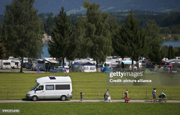 Caravans and camper vans at a camping site at Forggensee lake near Dietringen, Germany, 23 August 2017. Photo: Karl-Josef Hildenbrand/dpa