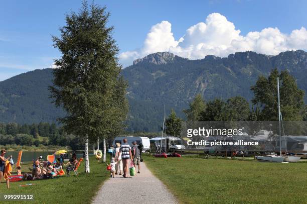 Holidaymakers relax at a camping site at Forggensee lake near Schwangau, Germany, 23 August 2017. Photo: Karl-Josef Hildenbrand/dpa