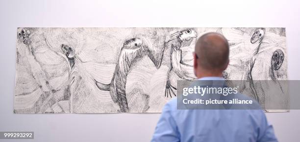 Hans-Jürgen Schwalm, director of the Kunsthalle Recklinghausen gallery, looking at a Koczy picture from 30 January 1986, in the Rosemarie Koczy...