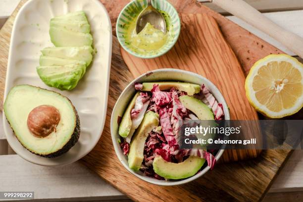 avocado salad - massa fotografías e imágenes de stock