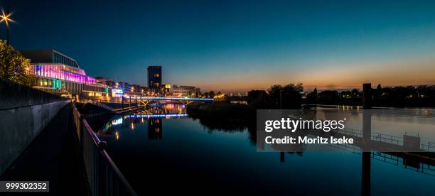 nighty venlo reflecting in the maas - venlo stockfoto's en -beelden