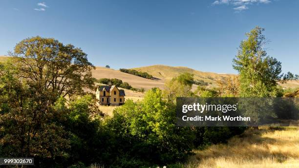 the house through the hedge - cultura birmana fotografías e imágenes de stock