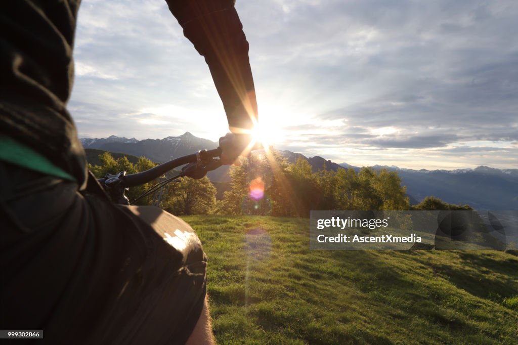 POV von Mountainbike absteigend Berg bei Sonnenaufgang
