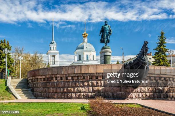 monument to afanasy nikitin - afanasy imagens e fotografias de stock