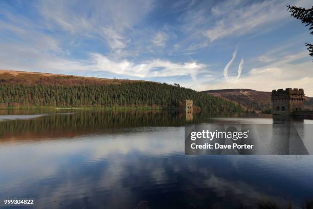 autumn view of derwent reservoir dam, upper derwent valley, derb - derwent reservoir stock pictures, royalty-free photos & images