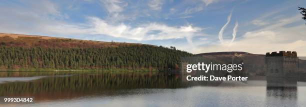 autumn view of derwent reservoir dam, upper derwent valley, derb - derwent stock-fotos und bilder