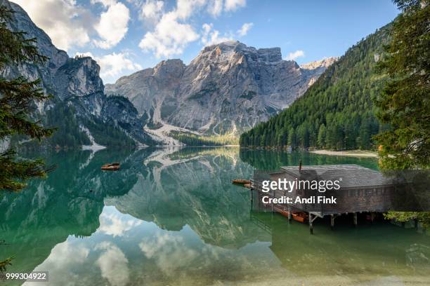 lago di braies - lago reflection stockfoto's en -beelden