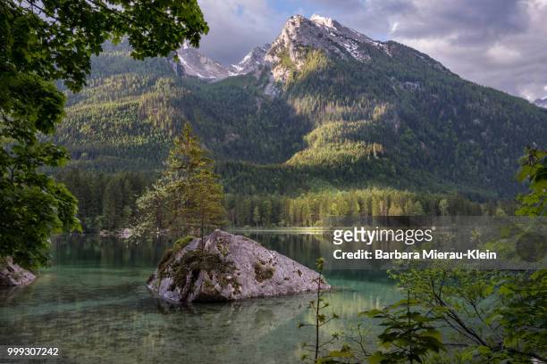hintersee early morning reflections - klein foto e immagini stock