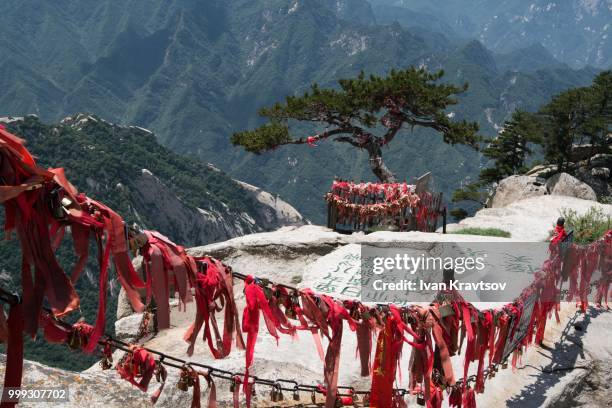 huashan mountains, spiritual place of daoism - spiritual stock-fotos und bilder