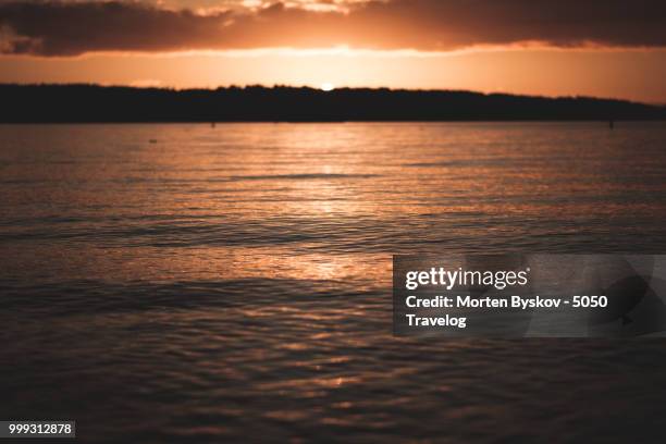 sunset at english bay, vancouver - english bay stockfoto's en -beelden