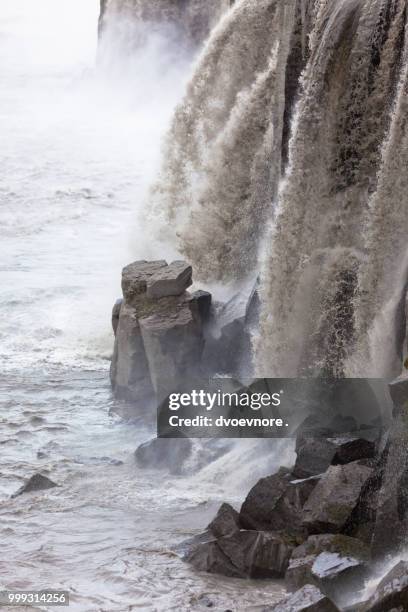 dettifoss waterfall in iceland - dettifoss fotografías e imágenes de stock