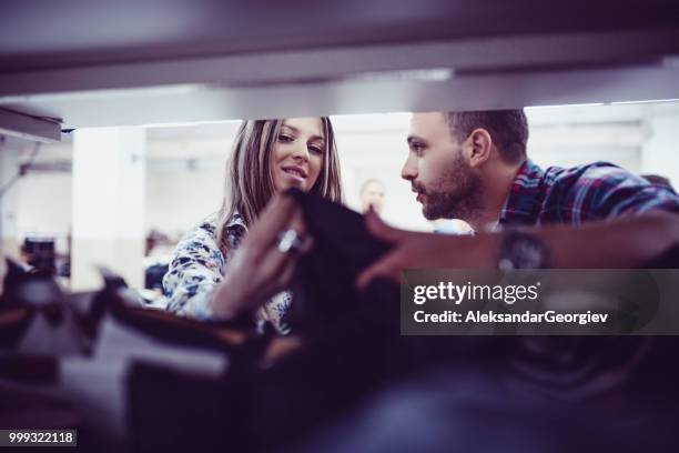 inspector de control de calidad y de los trabajadores control de nuevos productos - aleksandar georgiev fotografías e imágenes de stock