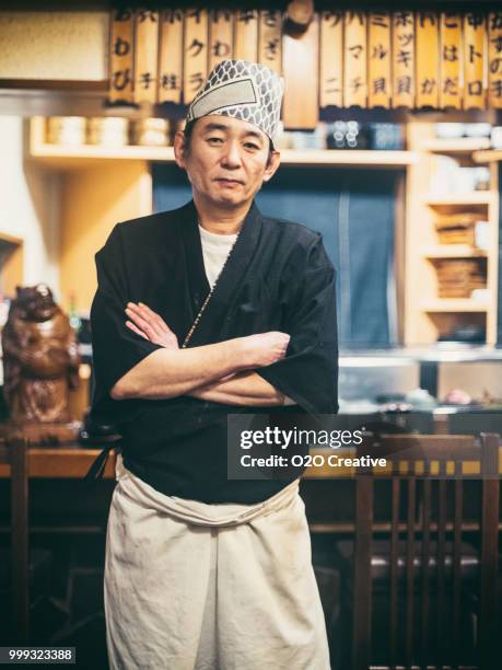 chef de sushi tokyo japon - bar à sushis photos et images de collection