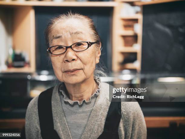 dueño de tienda de sushi de tokio japón - rich_legg fotografías e imágenes de stock