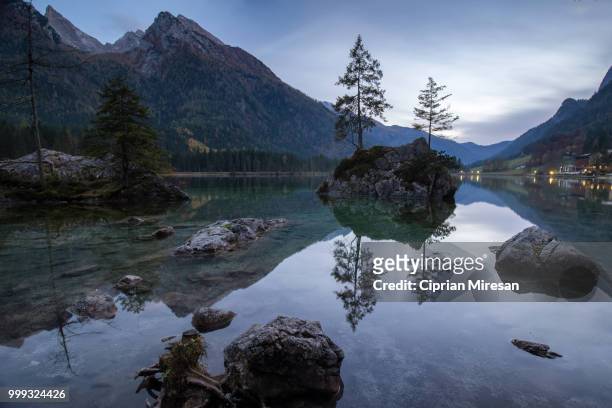 evening reflection on the lake hintersee - ciprian foto e immagini stock