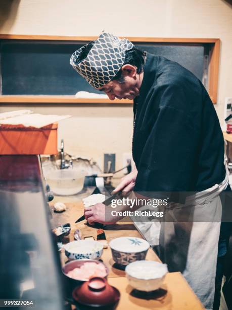 chef de sushi de japón tokio - richlegg fotografías e imágenes de stock