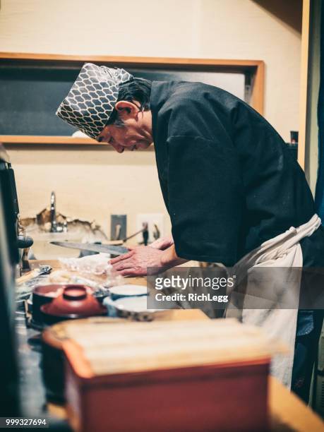 chef de sushi de japón tokio - rich_legg fotografías e imágenes de stock