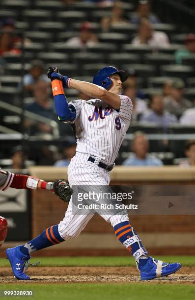 Brandon Nimmo of the New York Mets hits a 10th inning pinch-hit walk-off home run against the Philadelphia Phillies during a game at Citi Field on...