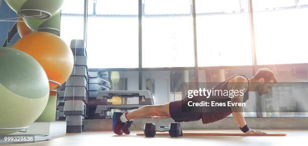 istruttore di fitness in posa in un centro benessere con manubrio - adone foto e immagini stock