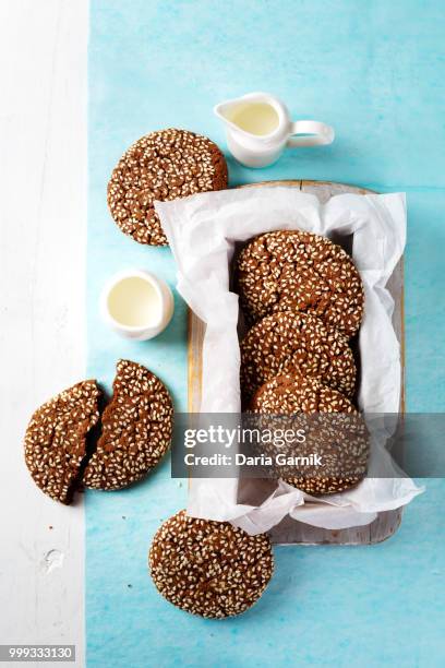 chocolate oat cookies with sesame on top - makrobiotik stock-fotos und bilder