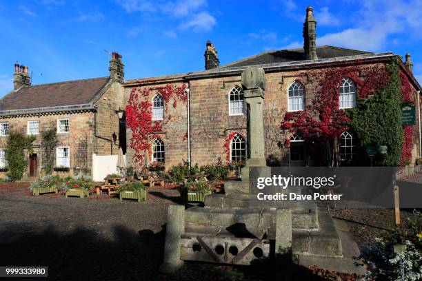 sandstone cottages on the village green, ripley village, yorkshi - ripley stock pictures, royalty-free photos & images