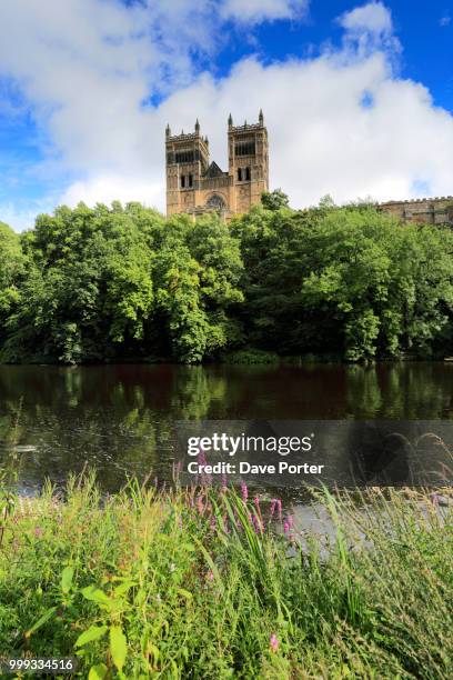 river wear and durham cathedral, durham city, county durham, eng - river wear stock pictures, royalty-free photos & images