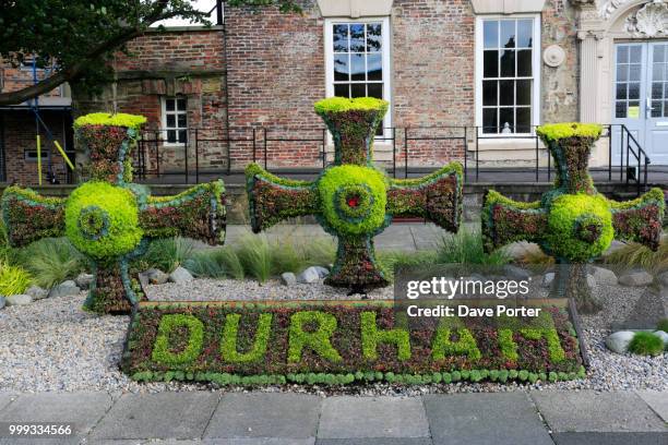 buildings in the courtyard of durham cathedral, durham city, cou - john george lambton 1st earl of durham stockfoto's en -beelden