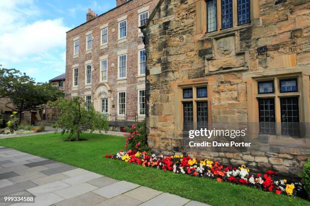 buildings in the courtyard of durham cathedral, durham city, cou - john george lambton 1st earl of durham stockfoto's en -beelden