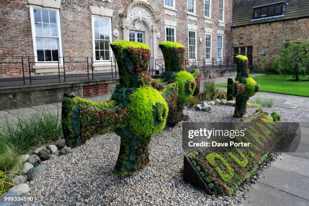 buildings in the courtyard of durham cathedral, durham city, cou - john george lambton 1st earl of durham stockfoto's en -beelden