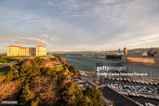 view of fort st jean from fort st nicolas, the vieux port, marse - vieux - fotografias e filmes do acervo