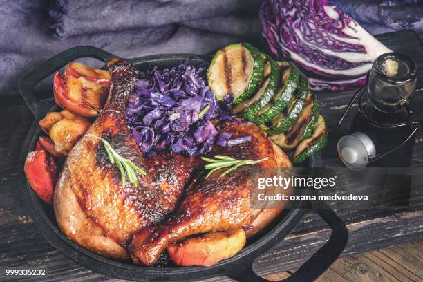 marinated pieces of duck grilled with red cabbage, onions and apples grilled and served in a... - medvedeva ストックフォトと画像