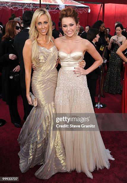 Singer Miley Cyrus and mother Tish Cyrus arrive at the 82nd Annual Academy Awards held at the Kodak Theatre on March 7, 2010 in Hollywood, California.