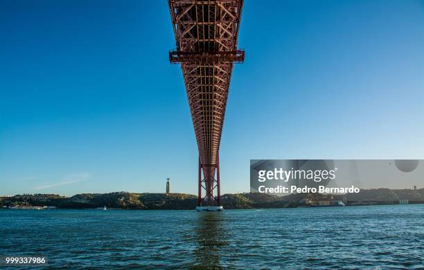 ponte 25 abril lisboa,portugal - 25 de abril bridge stockfoto's en -beelden