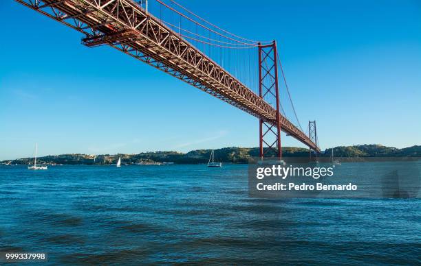 ponte 25 abril lisboa,portugal - abril stockfoto's en -beelden