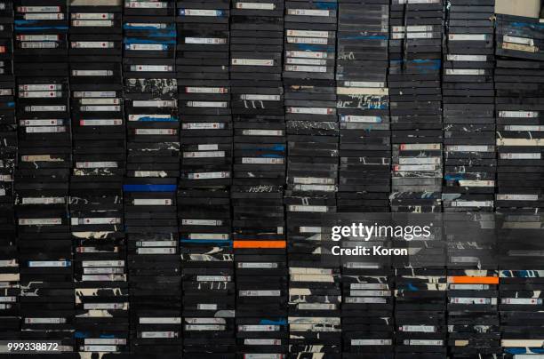 a pile of tapes - audio cassettes photos et images de collection